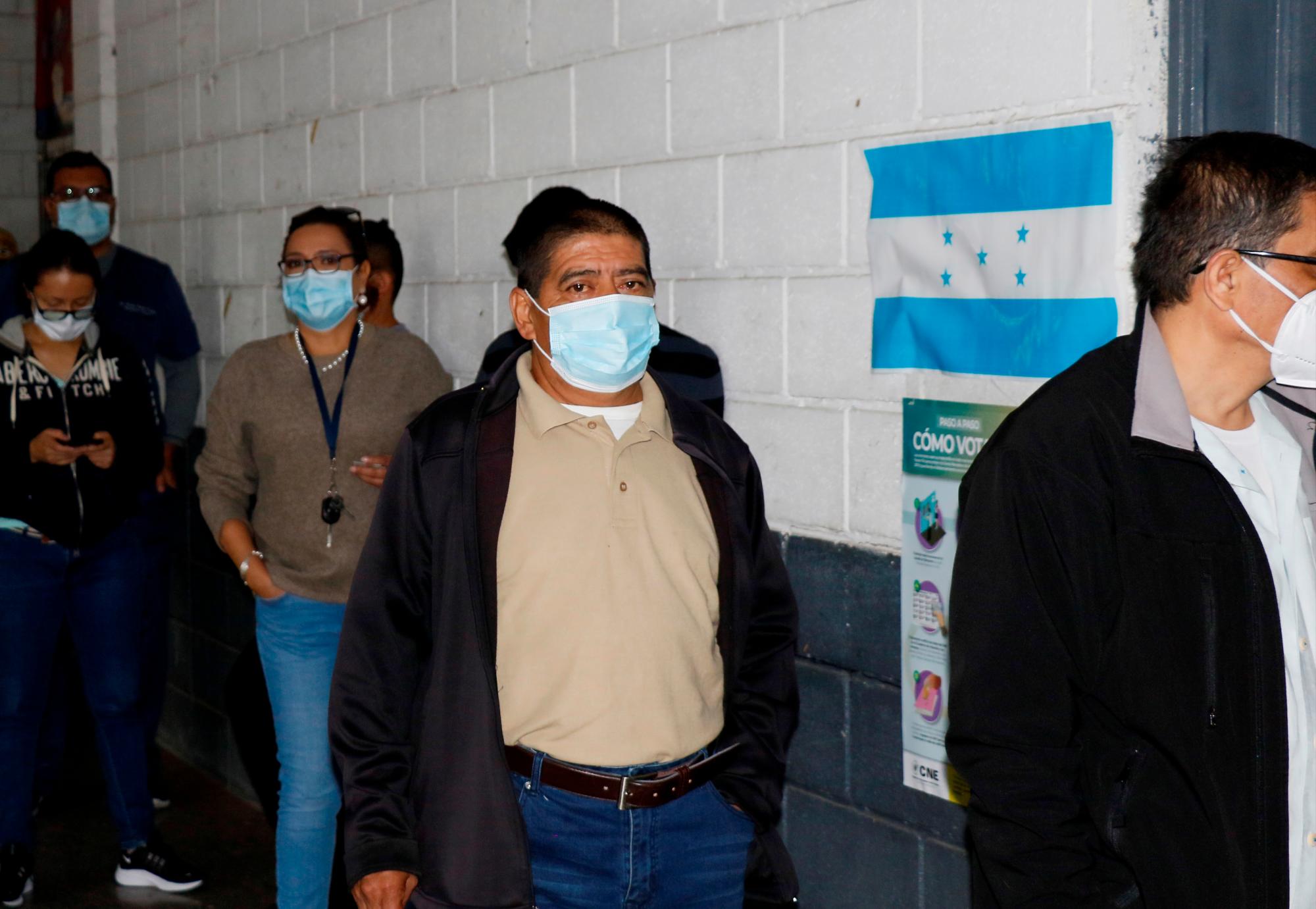 Desde muy temprano hondureños hacen fila para votar en la apertura de las votaciones en las elecciones generales en el país hoy, domingo 28 de noviembre de 2021, con la presencia de observadores internacionales en las instalaciones del gimnasio del Instituto Central Vicente Cáceres en Tegucigalpa. 