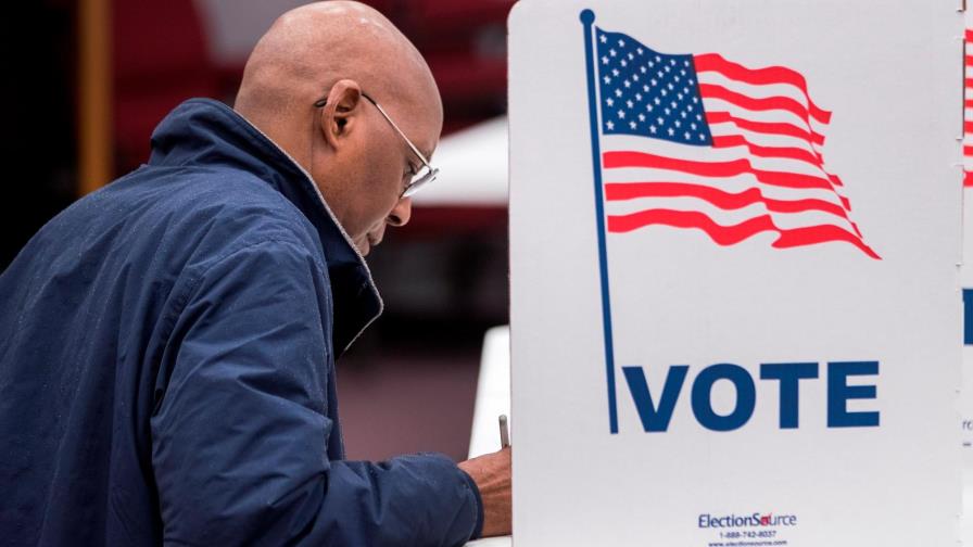 Hillary Clinton urge a votar hoy contra “el radicalismo y la corrupción” de Trump