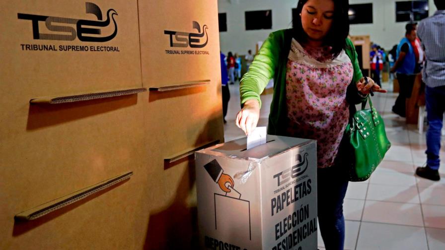 Salvadoreños acuden a las urnas para elegir nuevo presidente