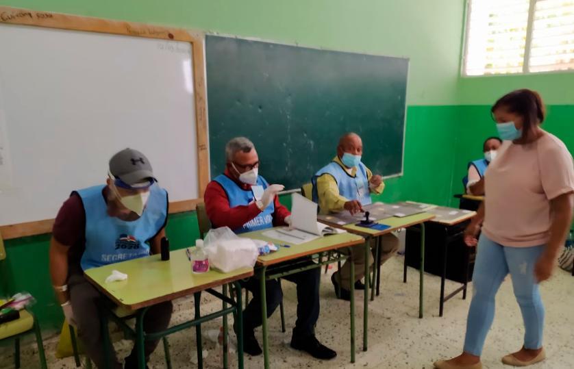 Elecciones | Siguen abarrotados centros de votación en Hato Mayor
