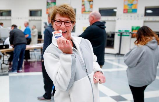Ni el madrugón ni la lluvia desaniman a los estadounidenses que desean votar