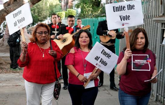 Ni el madrugón ni la lluvia desaniman a los estadounidenses que desean votar