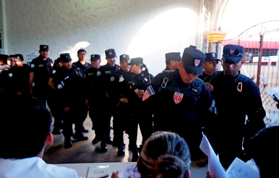 Autorizan a votar a policías que vigilan comicios en El Salvador 