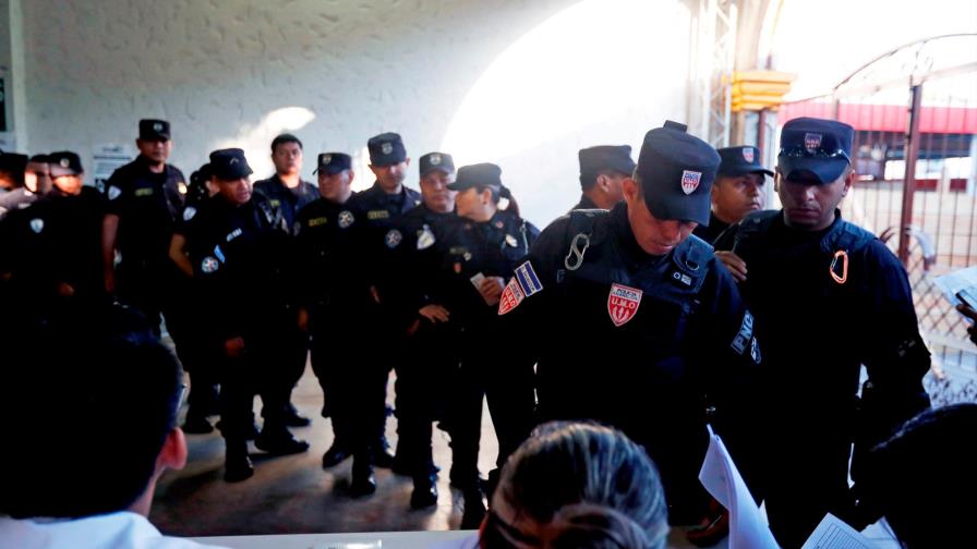 Autorizan a votar a policías que vigilan comicios en El Salvador 