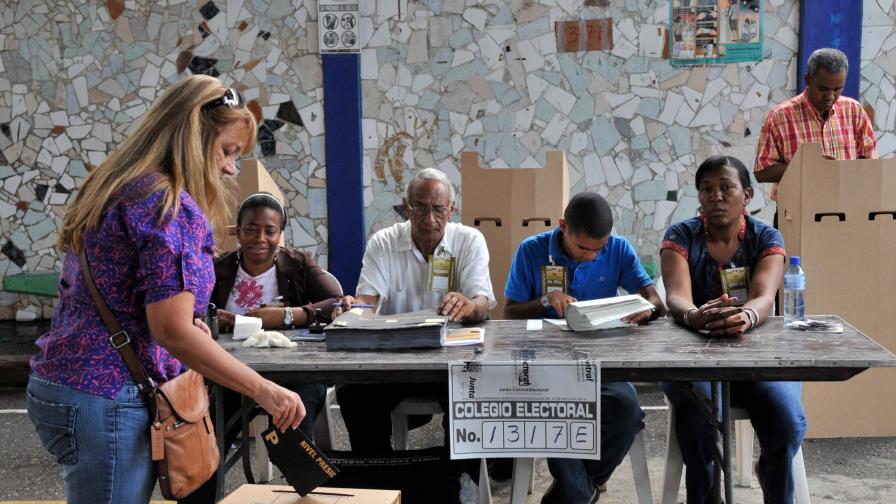 Medina promulga la Ley Electoral
Medina promulga
la Ley Electoral Medina promulga la Ley Electoral
Medina promulga
la Ley Electoral