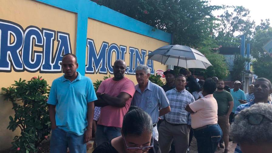 Decenas de electores hacen filas en Los Alcarrizos Decenas de electores hacen filas en Los Alcarrizos