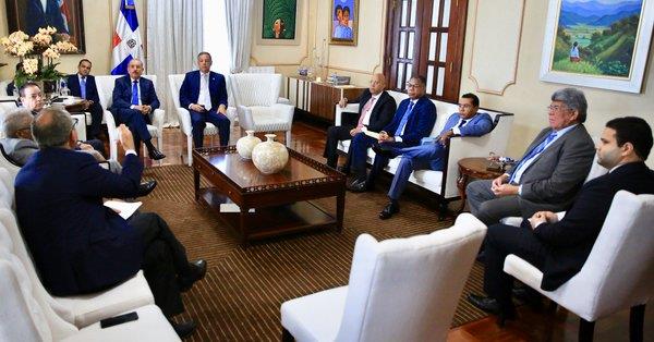Presidente Medina se reúne con funcionarios del sector eléctrico