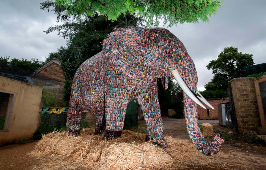 Elaboran elefante de tamaño natural con baterías usadas