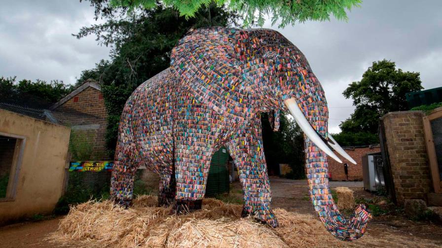 Elaboran elefante de tamaño natural con baterías usadas