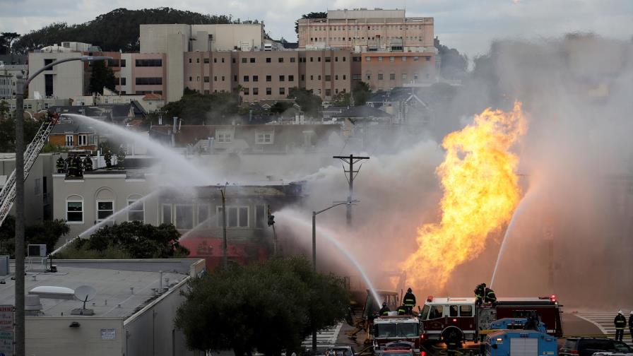 Explosión de tubería de gas en San Francisco quema edificios