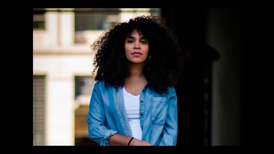 Escritora dominicana se impone ante Michelle Obama y gana premiación por audiolibro