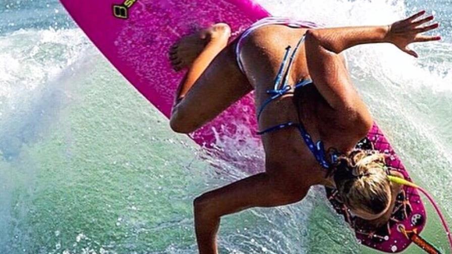 Una estrella del surf alega abuso por personas en posiciones de poder en su país