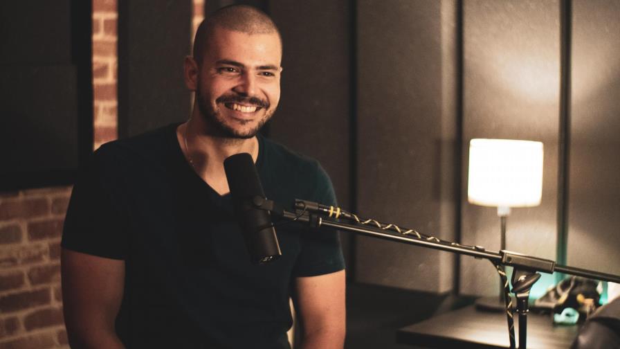 Elliott Martínez lanza segunda temporada de su podcast “La Voz de Elliott”