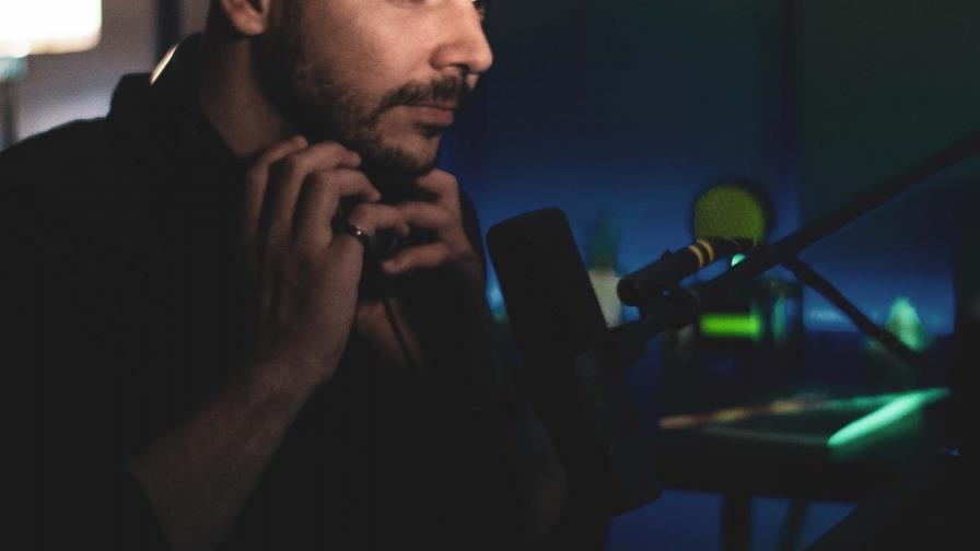 Elliott Martínez presenta conversatorio de poesía Amor, seducción y tristeza
