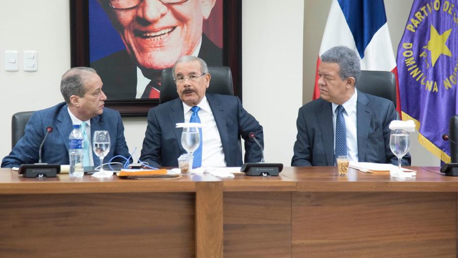 Reinaldo se reúne con Leonel y Danilo en busca de una salida negociada a la crisis del PLD Reinaldo se reúne con Leonel y Danilo en busca de una salida negociada a la crisis del PLD