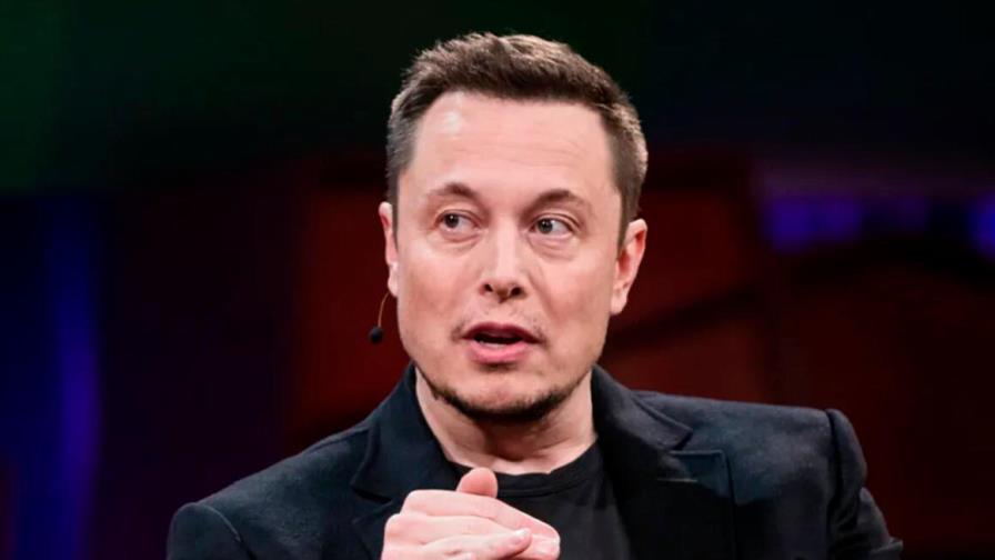 Musk anuncia un robot humanoide en medio de investigaciones sobre Tesla