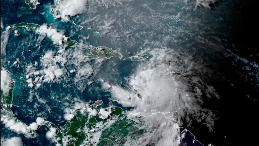 Huracán continúa su avance para acercarse a la costa sur de RD, país que está bajo vigilancia 