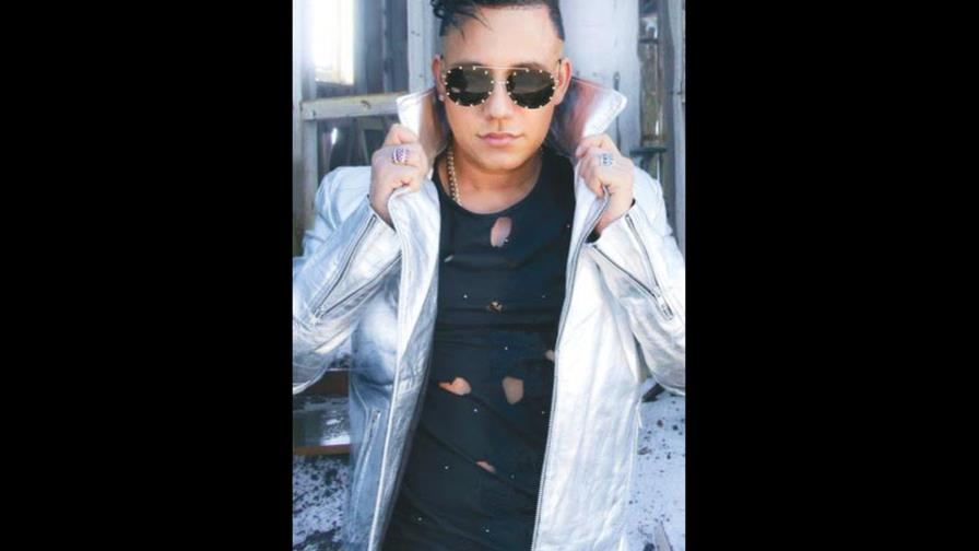 Elvis Martínez lanza nuevo disco “Yo vivo por ti”