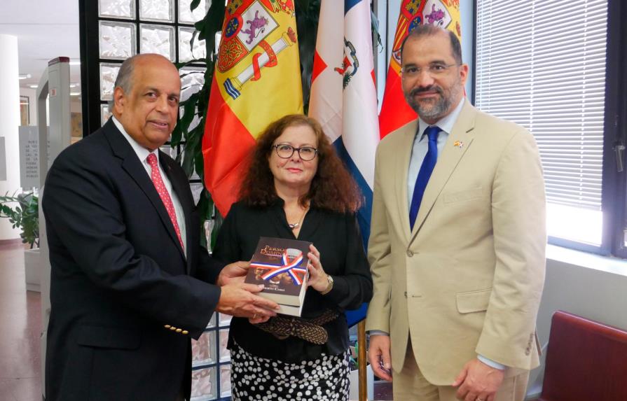 Embajada Dominicana en España dona cien libros a biblioteca de la AECID