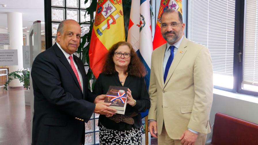Embajada Dominicana en España dona cien libros a biblioteca de la AECID