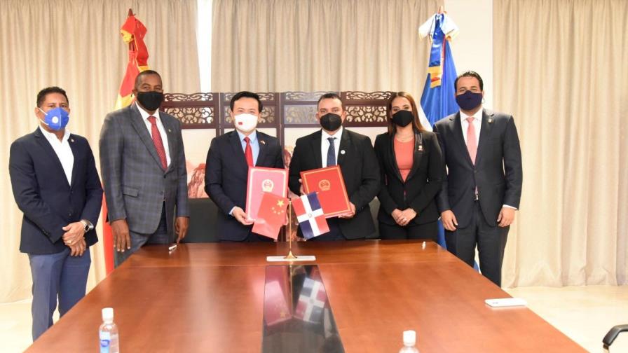 Embajada de China entrega “donación solidaria” al Hospital Ney Arias Lora