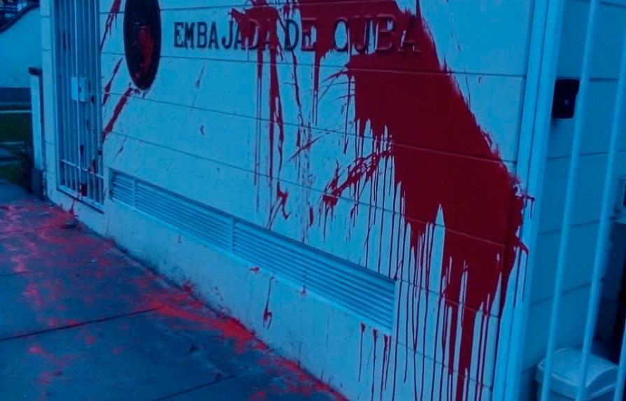 Vándalos pintan de rojo fachada de la Embajada de Cuba en Perú