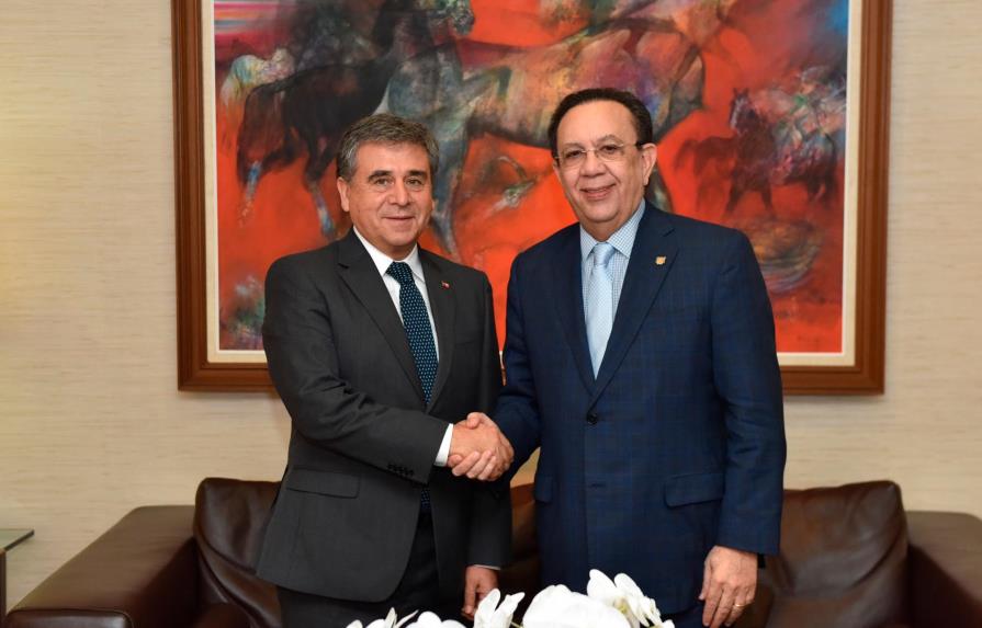 Gobernador del BCRD y embajador de Chile conversan de un posible tratado de libre comercio