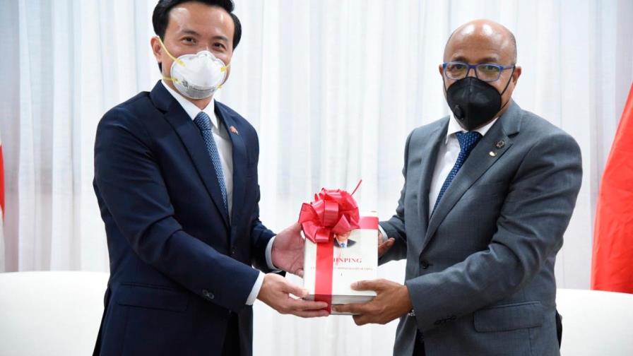 Alfredo Pacheco recibe visita de cortesía del embajador de China