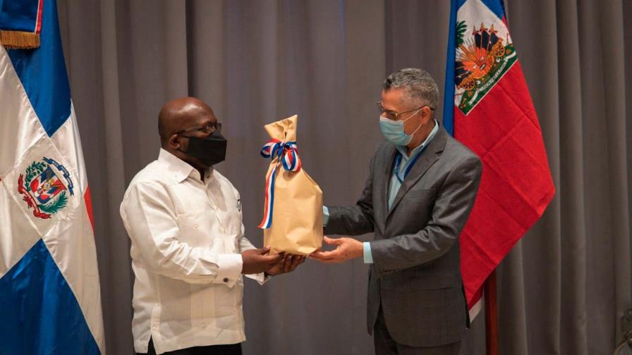 Al embajador haitiano le gusta la comida dominicana, sobre todo la “bandera” y el sancocho