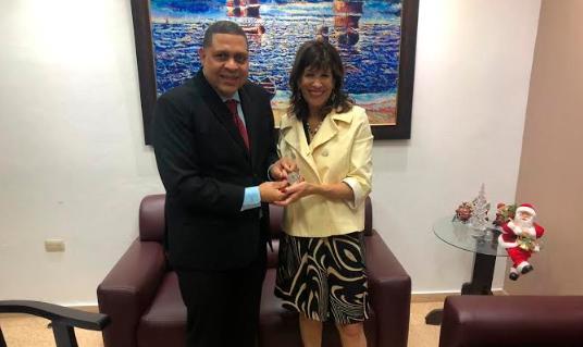 Embajadora de EEUU visita al fiscal de Santiago 