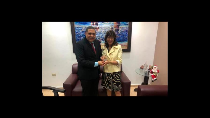 Embajadora de EEUU visita al fiscal de Santiago Embajadora de EEUU visita al fiscal de Santiago