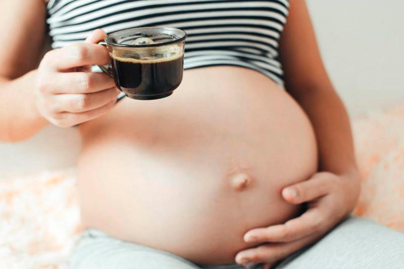 Estudio alerta de que no hay dosis mínima de cafeína segura en embarazadas