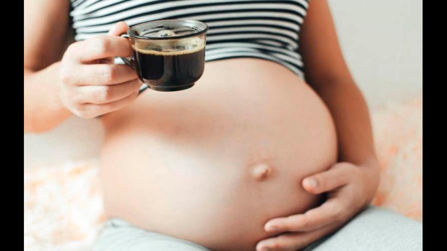 Estudio alerta de que no hay dosis mínima de cafeína segura en embarazadas