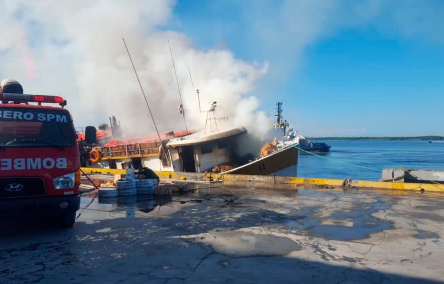 Se desconocen causas de incendio de embarcación en puerto de San Pedro de Macorís