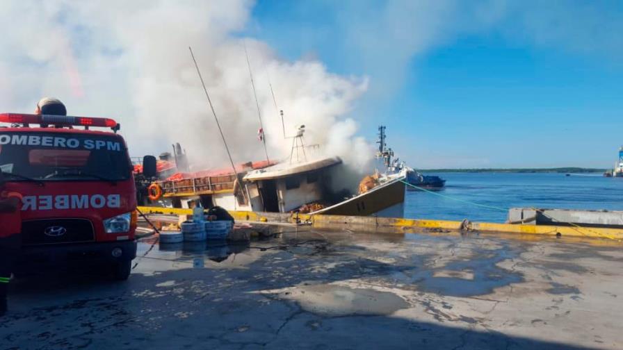 Se desconocen causas de incendio de embarcación en puerto de San Pedro de Macorís