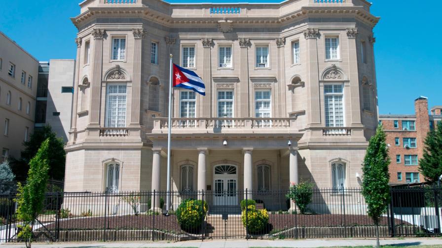 Pintan Cuba libre frente a la embajada cubana en Washington