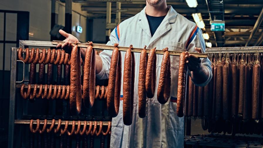 Joven trabajador muere tras ser “tragado” por máquina para hacer salchichas Joven trabajador muere tras ser “tragado” por máquina para hacer salchichas