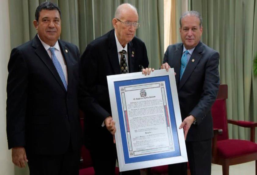 “Señores un millón de gracias”, dice Cuqui Córdova al recibir reconocimiento en el Senado