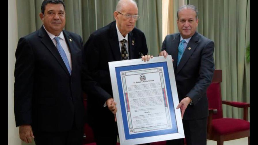 “Señores un millón de gracias”, dice Cuqui Córdova al recibir reconocimiento en el Senado