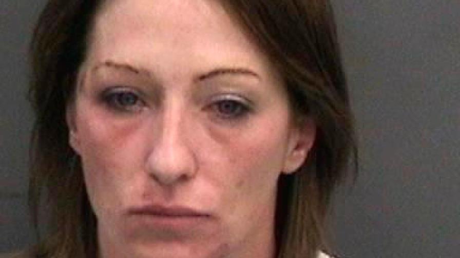 Detienen mujer cuando fabricaba una bomba en un Wallmart de Florida Detienen mujer cuando fabricaba una bomba en un Wallmart de Florida