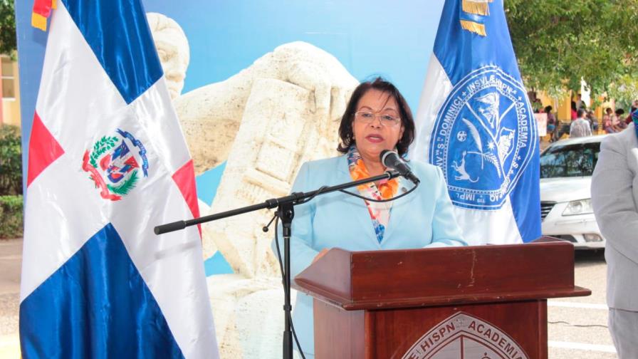 Rectora de la UASD se fractura la pierna derecha