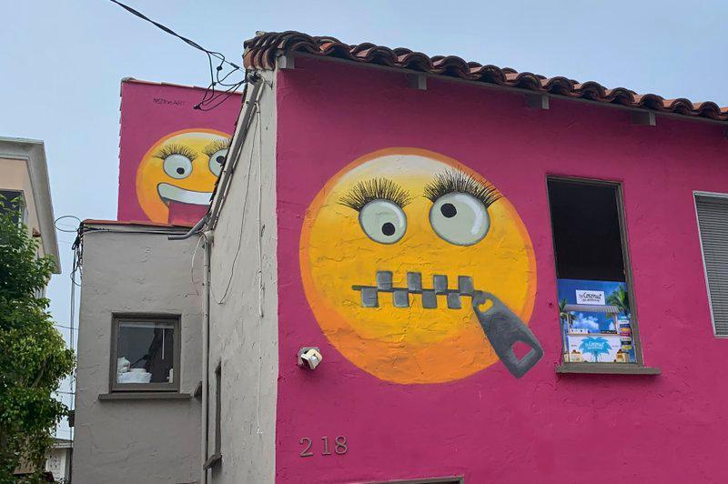 Vecinos molestos por emojis pintados en casa de California