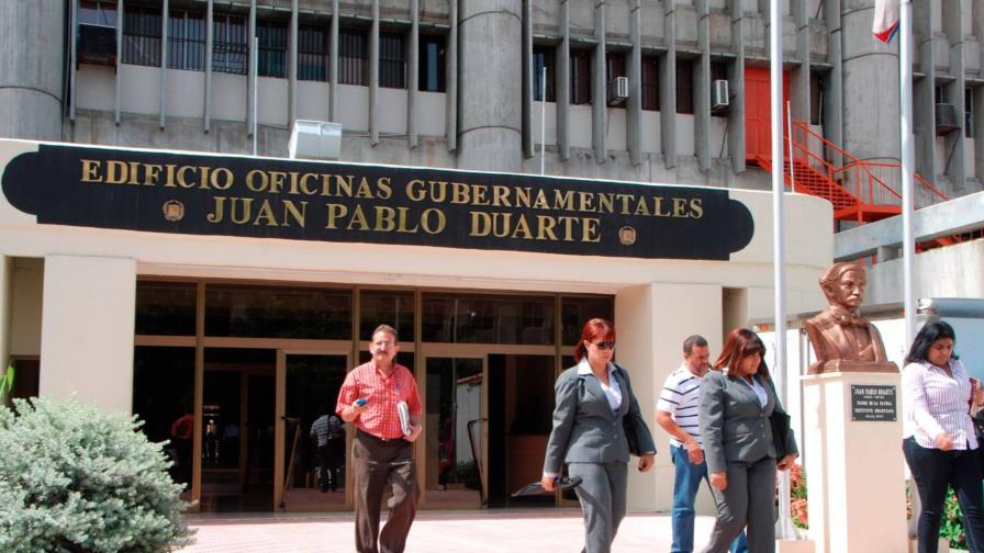 Plantean Gobierno reduzca salarios a empleados públicos que ganan más de RD$30,000