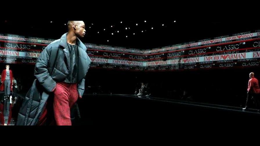 Emporio Armani apuesta por los maxi-plumas en su colección para hombre