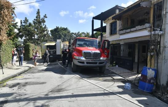 Fuego consume empresa y causa terror en sector de Santo Domingo Oeste