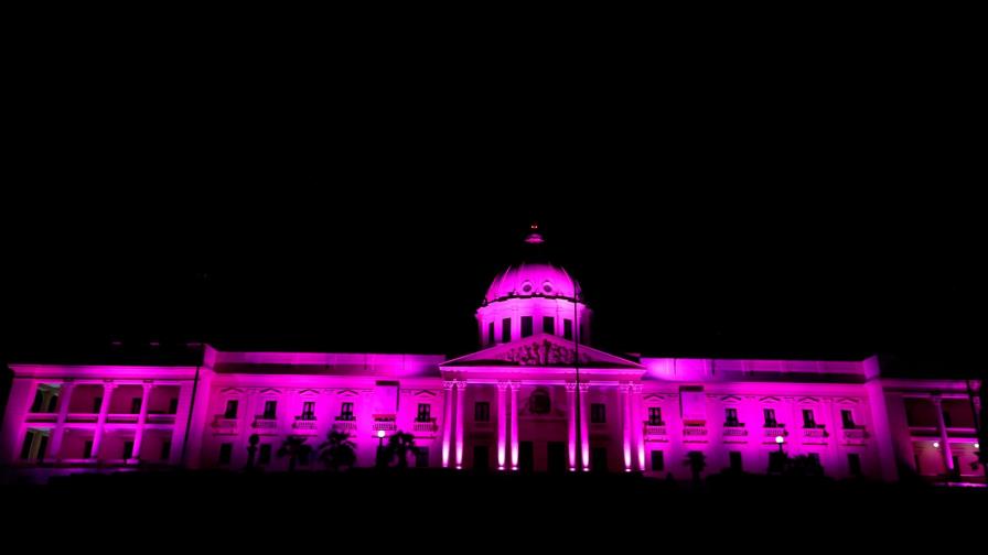 Instituciones y empresas se “visten” de rosa para concienciar sobre el cáncer de mama