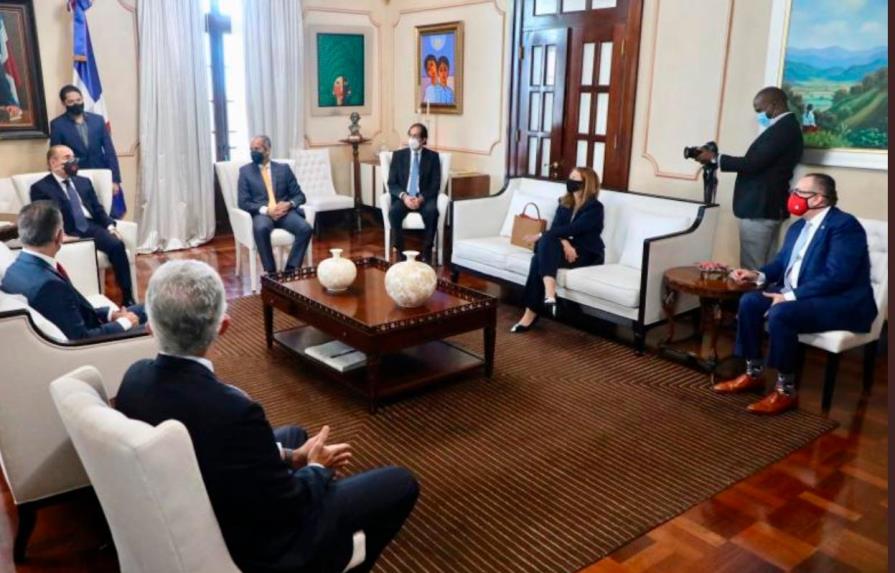 Presidente Medina recibe visita de inversionistas extranjeros 