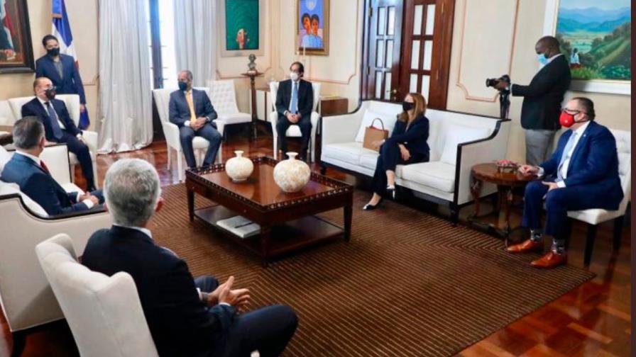 Presidente Medina recibe visita de inversionistas extranjeros Presidente Medina recibe visita de inversionistas extranjeros