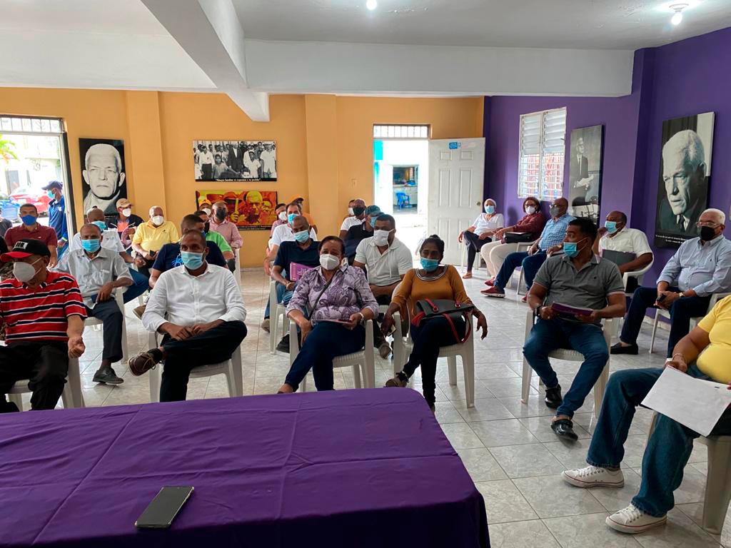 Uno de los encuentros de miembros del PLD discutiendo temas del congreso