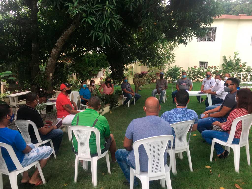 Uno de los encuentros de miembros del PLD discutiendo temas del congreso